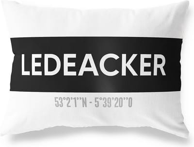 Tuinkussen LEDEACKER - NOORD-BRABANT met coördinaten - Buitenkussen - Bootkussen - Weerbestendig - Jouw Plaats - Studio216 - Modern - Zwart-Wit - 50x30cm