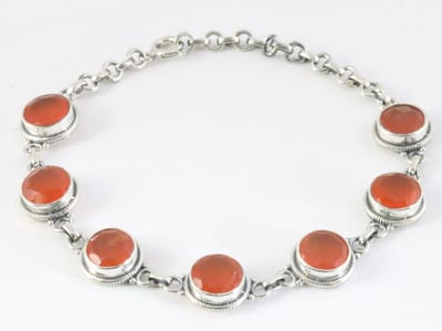 Bewerkte zilveren armband met carneool