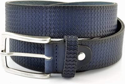 BLAUWE 3,5CM BREDE RIEM GEMAAKT VAN SOEPEL ITALIAANS LEER MET GOLF PATROON EN DONKERE ZIJKANTEN. MAAT 115