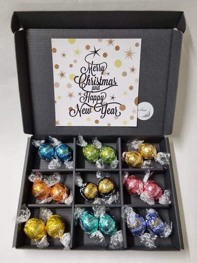 Chocolade Ballen Proeverij Pakket | Chocolade pakket met 9 verschillende chocolade smaken kwaliteits chocolade met Mystery Card 'Merry Christmas and Happy New Year' (met persoonlijke videoboodschap) | Cadeaupakket | Feestdagen box | Chocolade cadeau