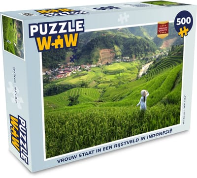 Puzzel Vrouw staat in een rijstveld in Indonesië - Legpuzzel - Puzzel 500 stukjes