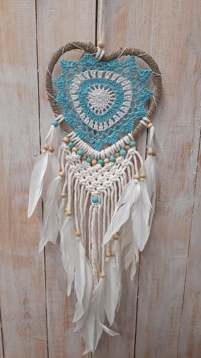 Hartvorm dromenvanger bl/wit macrame + naturel kraal witte veer ±17cm