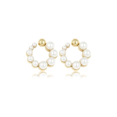 My Bendel - Oorsteker Goudkleurig met Witte Parels 13 Mm - Elegante Goudkleurige Oorsteker - met Luxe Cadeauverpakking | Sieraden Voor Dames