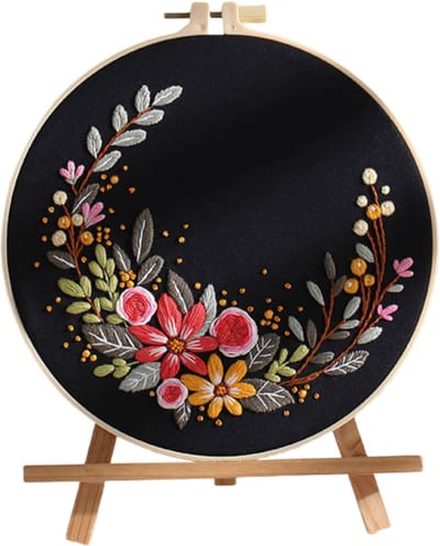 Untamed - PREMIUM Borduurset Volwassenen – Borduren voor beginners – Borduurpakket Compleet – Creatieve hobby – Ontspanning – DIY pakket – Handwerk – Inclusief accessoires – Houten borduurring – Bloemen – Krans – Velvet Bloom