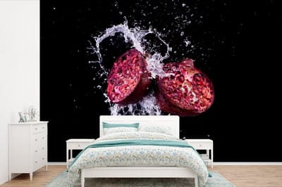 Behang - Fotobehang Granaatappel - Fruit - Water - Zwart - Paars - Breedte 360 cm x hoogte 240 cm