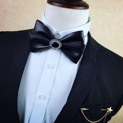 I -Remiel High-End Meerlaagse Retro Britse Strass Strik Broche Heren Broches Spelden Algemene Strik Cravat Shirt Accessoires white