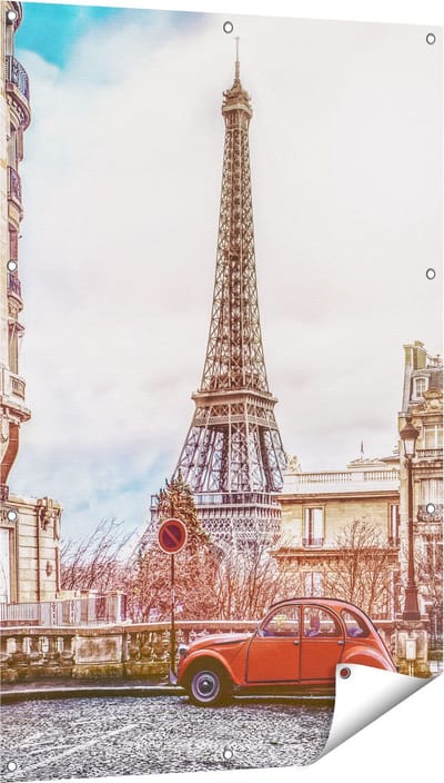 Gards Tuinposter Eiffeltoren in Parijs met een Rode Kever Auto - 80x120 cm - Tuindoek - Tuindecoratie - Wanddecoratie buiten - Tuinschilderij