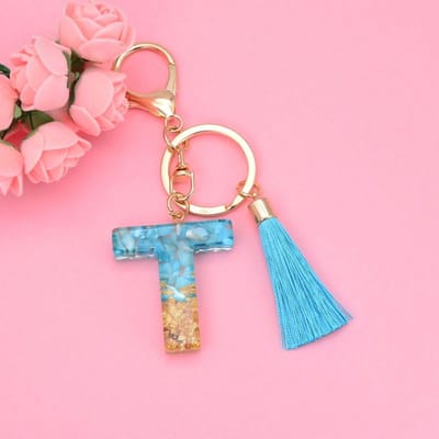 Letter Sleutelhanger A-Z – Luxe Initialen Sleutelhanger met Pompon & Kwastje – Tashanger voor Dames & Meisjes – Accessoire voor Sleutelbos, Handtas, Rugzak & Autosleutel – Persoonlijk Cadeau voor Vrouw, Moeder, Dochter & Vriendin