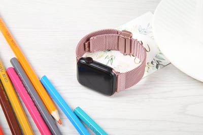 By Qubix - Geschikt voor Apple Watch bandje - Milanese bandje met vouwbare magneetsluiting - Rosé goud - Geschikt voor Apple Watch 44mm / 45mm / 46mm / 49mm (Ultra 1,2 en 3) - iWatch milanees - smartwatchbandje