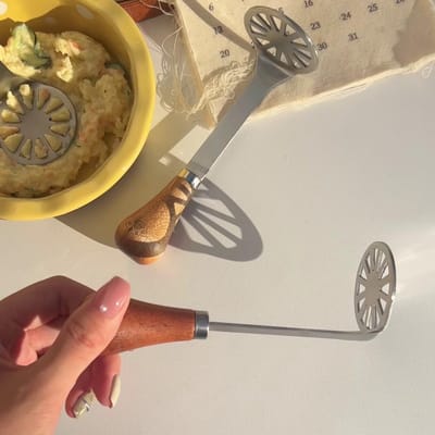 Mini Aardappelstamper - Keuken Gadget - Zacht Fruit Pletten - Houten Antislip Handvat - 14.6 cm - Bruin