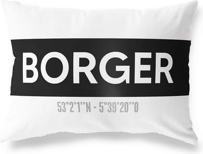Tuinkussen BORGER - DRENTHE met coördinaten - Buitenkussen - Bootkussen - Weerbestendig - Jouw Plaats - Studio216 - Modern - Zwart-Wit - 50x30cm