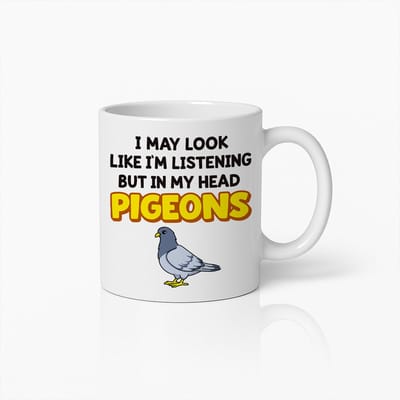 Grappige Duiven Mok 330ml – “Ik Lijk te Luisteren maar in Mijn Hoofd Duiven” – Humoristische Koffiebeker Cadeau
