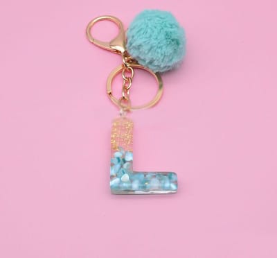 Letter Sleutelhanger A-Z – Luxe Initialen Sleutelhanger met Pompon & Kwastje – Tashanger voor Dames & Meisjes – Accessoire voor Sleutelbos, Handtas, Rugzak & Autosleutel – Persoonlijk Cadeau voor Vrouw, Moeder, Dochter & Vriendin