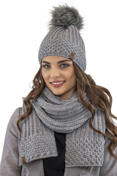 Vivisence Dames Winter Muts En Sjaal Set - Zachte Fleecevoering Pompon Van Kunstbont Elastische Pasvorm Antistatisch - Comfortabele Warmte Op Koude Winterdagen Stijlvol Dagelijks Draagcomfort - Lichtgrijs