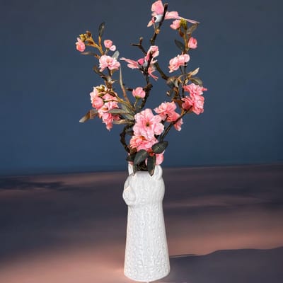 Seta Fiori - Kunstbloemen - “Witte Keramiek Vaas met Roze Kunstbloesem – Elegant Poezenmodel”