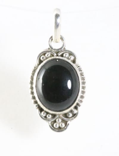 Fijne bewerkte zilveren hanger met onyx