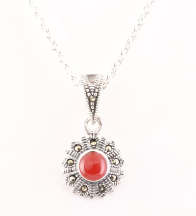 Fijne zilveren hanger met carneool en marcasiet aan ketting