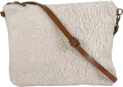 Qischa® Clutch/crossbody tas - zacht leder en teddy - creme/beige - messing ritssluiting