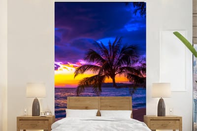 Behang - Fotobehang Palmboom - Paars - Zonsondergang - Strand - Zee - Breedte 200 cm x hoogte 300 cm