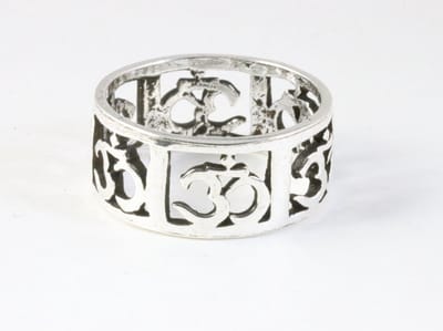 Opengewerkte zilveren ring met ohm tekens - maat 18