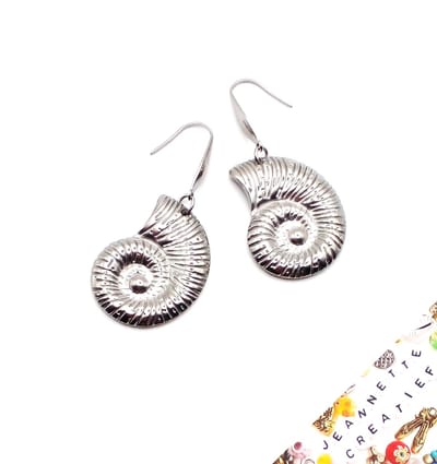 Jeannette-Creatief® - Beach - Oorbellen Ammoniet Schelpen RVS Zilver Oorhaakjes - Oorbellen met Schelpen - Oorbellen met Schelpbedels - Bedels - Oorbellen - Strandsieraden - Zomerse Sieraden - Schelpen- Ibizachic - Boho - Bohemien - Mermaidcore