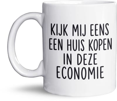 NietMokken.nl - Kijk Mij Eens Een Huis Kopen in Deze Economie – Housewarming Cadeau – Verhuiscadeau – 325 ml – Keramische Koffiemok – Vaatwasser- & Magnetronbestendig – Aan Beide Zijden Bedrukt - Gratis viltje inbegrepen - Grappige mok
