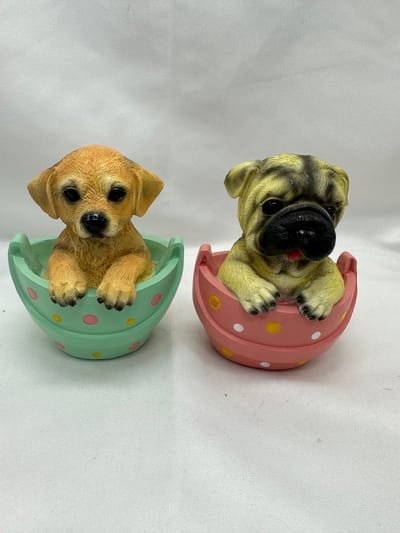 Decoratieve beeldjes "hondjes in tas" - Set van 2 stuks - meerkleurig + roze + groen - polyresin - hoogte 11 x 8 x 5 cm - Woonaccessoires - Woondecoratie
