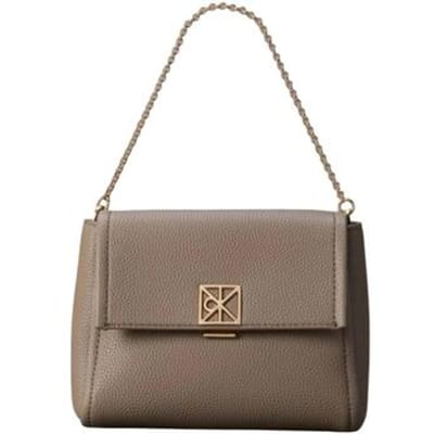 Calvin Klein Emblem Pebble Shoulder Bag Desert Taupe Maat: OS | Handtassen Outlet | Dames | Beige
