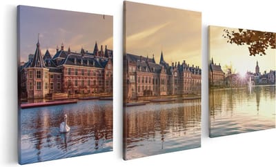 Artaza Canvas Schilderij Drieluik Binnenhof Gebouw in Den Haag - 120x60 cm - Wanddecoratie Woonkamer - Schilderijen - Muurdecoratie