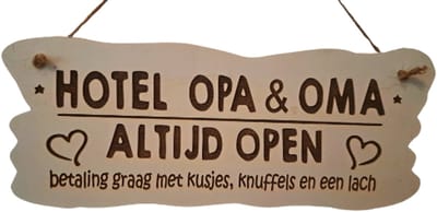 WoodR | Tekst bordje 'Hotel opa en oma '' | spreukenbord | hout | allerliefste oma en opa, best verkocht sinterklaas kers  | cadeau