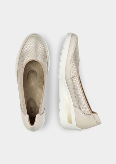 Ballerinas aus glänzendem Leder - beige - Gr. 40 van Goldner Fashion