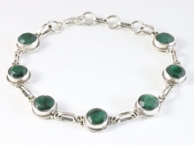 Bewerkte zilveren armband met smaragd