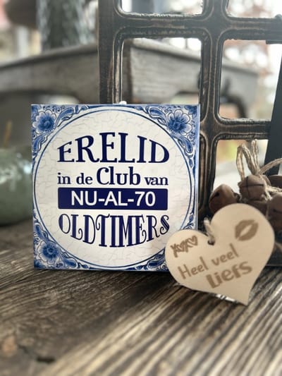 Creaties van Hier - Tegeltje Nu-al-70 met houten hartje - 15 cm – Keramiek
