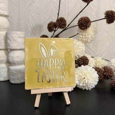 Hartjespost | Tegeltje Happy Easter, geel, goud | tegeltjes met tekst | spreuktegel | tegeltjeswijsheden | kado om te geven | Pasen | Paasdecoratie | Vrolijk pasen | 10x10