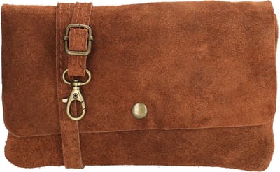 Charm London Mariëlle Schoudertas - Crossbody - Suede - Drie Vakken - Magneetsluiting - Verstelbare Band - Dames - Leren Dames Tas - Cognac