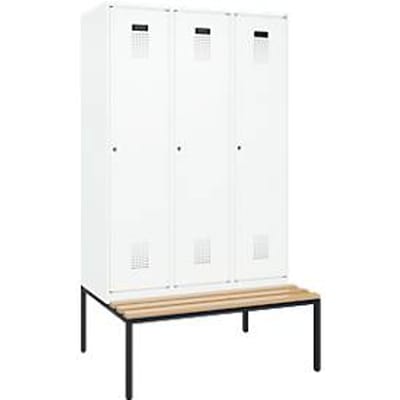C+P Evolo Plus garderobekast, 3 vakken, 400 mm vakbreedte, met bank eronder, B 1200 x D 815 x H 2120 mm, cilinder, verkeerswit/verkeerswit