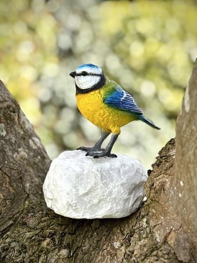 Vogel op rots Pimpelmees BRONS 13,7 cm hoog - bronzen beeld - tuinbeeld - urnenzerk - urnenmonument - grafzerkdecoratie - - decoratiefiguur - interieur - accessoire - voor binnen - voor buiten - cadeau - geschenk - kerst - nieuwjaar - verjaardag