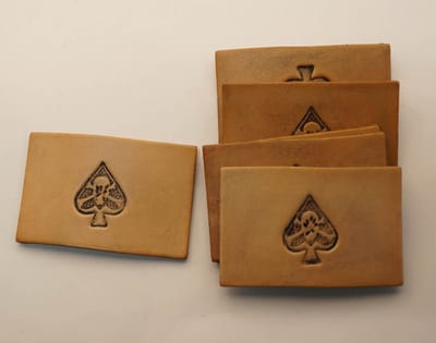 6 Leren onderzetters schoppen aas met doodskop in het beige - stoere leren onderzetters - handgemaakte beige onderzetters - onderzettters voor schotjes - onderzetters voor kleine glazen - lederen onderzetters schoppen aas - unieke onderzetters