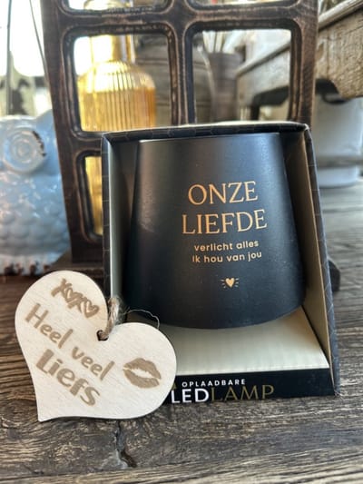 Creaties van Hier – Oplaadbare Led Tafellamp Onze liefde met houten hartje – 13,5 cm – mat zwart met goude bedrukking