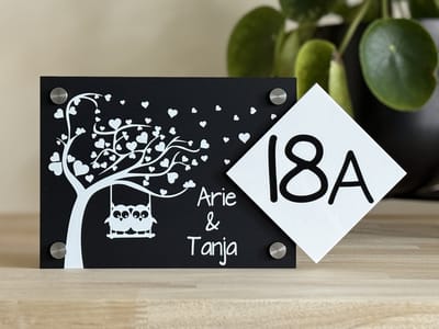 Naambordje voordeur | huisnummer | Huisnummerbord | Boom met uiltjes | matzwart | 15x28cm | RVS afstandhouders