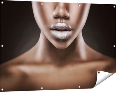 Gards Tuinposter Zilveren Lippen van een Afrikaanse Vrouw - 120x80 cm - Tuindoek - Tuindecoratie - Wanddecoratie buiten - Tuinschilderij