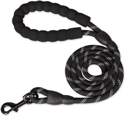 Hondenriem voor middelgrote honden - Stevige Nylon hondenlijn - Comfortabele Hondenriem met Gevoerd Handvat - Honden trainen - Zwart - 1,50 meter - 15-30kg