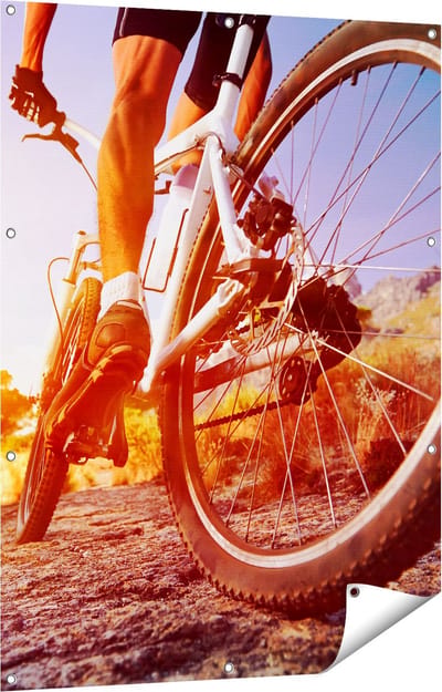 Gards Tuinposter Mountainbike Fietser op Stenen bij Zonsopgang - 90x120 cm - Tuindoek - Tuindecoratie - Wanddecoratie buiten - Tuinschilderij