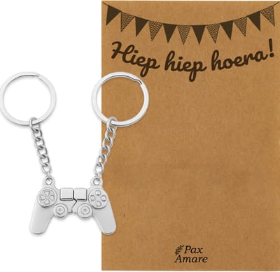 BFF Sleutelhanger voor 2 'Hiep Hiep Hoera' - Controller - Sleutelhanger set op Cadeau Kaartje - Zilverkleurig - Verjaardags Hanger - Pax Amare
