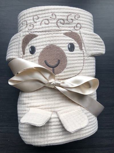 Baby deken - wafel met geborduurde knuffel Schaapje - 80x100cm - BIO katoen - Super leuk als Kraamcadeau of Babyshower