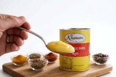 Khanum Pure Butter Ghee - 1 kg – Authentieke Geklaarde Boter voor Koken en Bakken, Puur Natuurlijk & Hoogwaardig, De Gouden Standaard voor Uw Keuken Met Kajal Sticker
