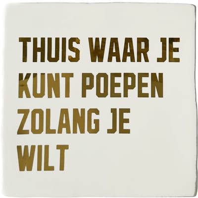 Snoes Spreuktegel Toilet – Thuis waar je kunt poepen zolang je wilt – Wit met Chrome Goud – Inclusief Gratis Plakhaakje – Luxe Keramiek – 10x10 cm – Hotel Chic Cadeau – Wanddecoratie