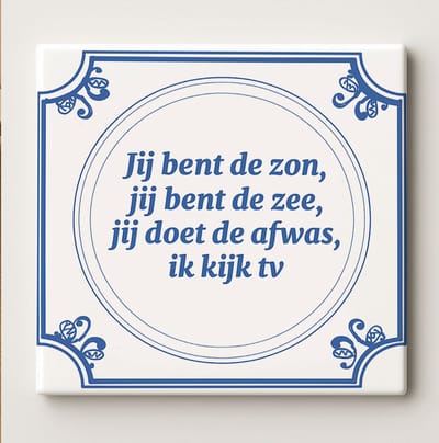 Grappige Liefdestegel 15x15cm – “Jij bent de zon, jij bent de zee, jij doet de afwas, ik kijk tv” – Humoristische Blauwe Delfts Stijl Keramische Wandtegel
