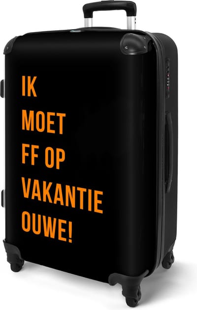 NoBoringSuitcases.com - Grote koffer met quote Ik moet ff op vakantie ouwe! - Oranje en zwart - Reiskoffer met 4 wielen - Trolley op wieltjes - Rolkoffer groot - Bagagekoffer - 72 liter - Ruimbagage valies 20kg - Valiezen voor volwassenen