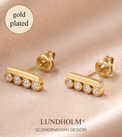 Lundholm Oorknopjes Dames Zirkonia Gouden Studs Kleine Oorknopjes Jewellery – Oorstekers Dames – Premium Stainless Steel Gold Plated – Goud kleurige Studs met 4 Zirkonia Steentjes (1,4 cm) – My Mara Serie – Luxe Geschenkverpakking – Cadeau voor Haar
